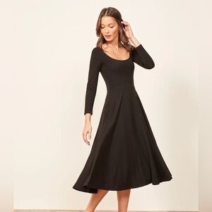Reformation Lou Midi Dress in Black. Size S